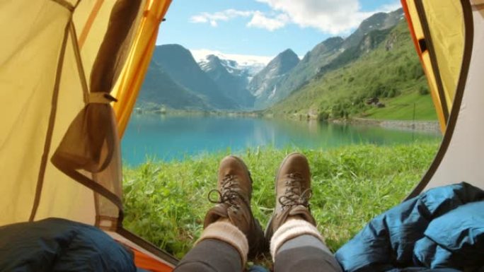 4k视频片段，一个无法识别的女人坐在帐篷里，欣赏Sogn og Fjordane的山景
