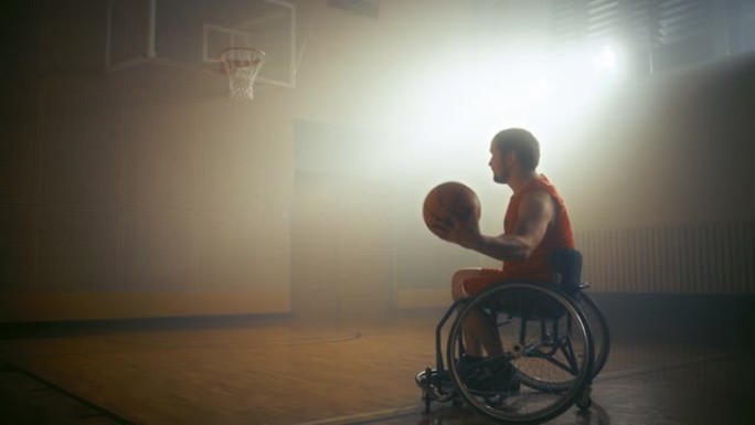 轮椅篮球运动员穿着红色制服的投篮成功，打进了一个完美的进球。残疾人的决心、训练、灵感。多莉慢动作与暖
