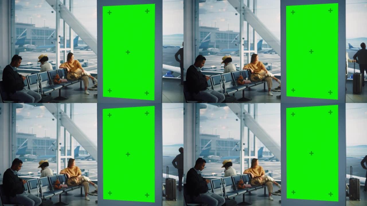 机场航站楼: 绿屏广告广告牌。带色度键的到达离开显示器。模型空间。背景: 一群人在航空枢纽的登机休息