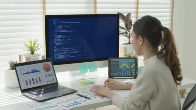 亚洲年轻女性的后视图，自由数据科学家在家庭远程工作编码程序，从事大数据挖掘，人工智能数据工程，it技