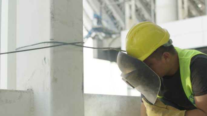 修路电焊工人焊接高铁站施工房地产