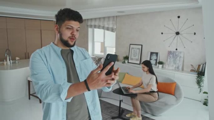 拉丁男子在家中的智能手机通话视频