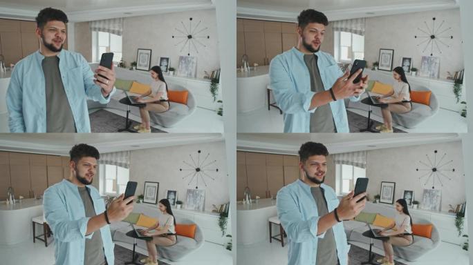 拉丁男子在家中的智能手机通话视频