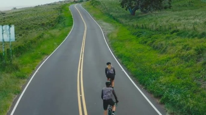 骑自行车者道路自行车的鸟瞰图