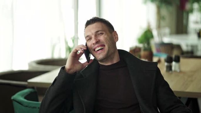微笑的男人在手机上聊天