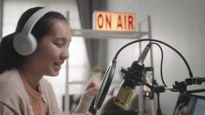 年轻的亚洲女性录制音频博客播客