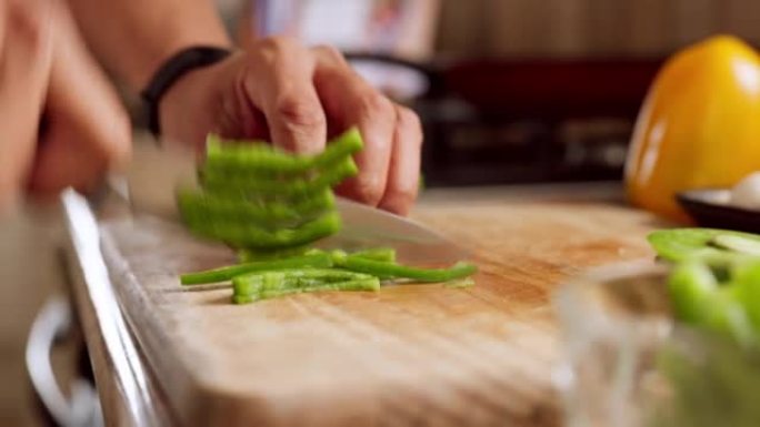 厨师手中的青椒，木板和刀子在厨房里做饭，以享用健康的午餐。餐厅或家庭晚餐沙拉的快速、经验和烹饪人员提