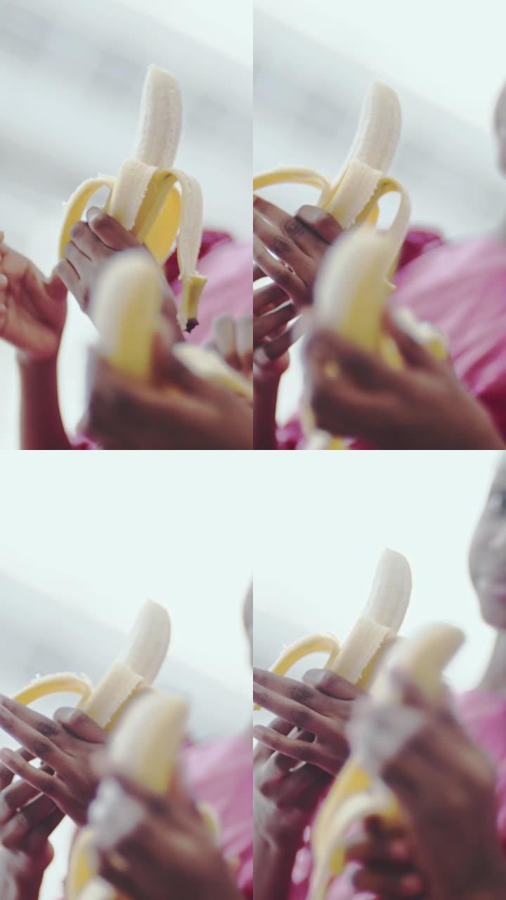 吃香蕉的双胞胎女孩/特写