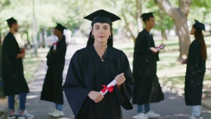 一名大学生在户外毕业典礼上的肖像。女人拿着文凭，同时庆祝自己的成就和成就。为成功的未来接受良好的教育