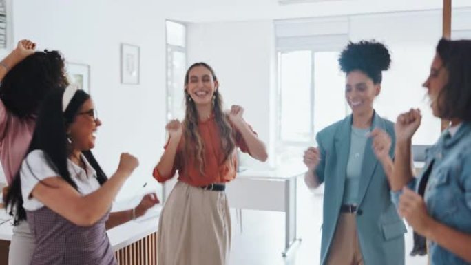 跳舞，朋友和女人与一个商业团队一起庆祝，同时在办公室里一起跳舞。成功，自由和多样性，女性员工团体庆祝