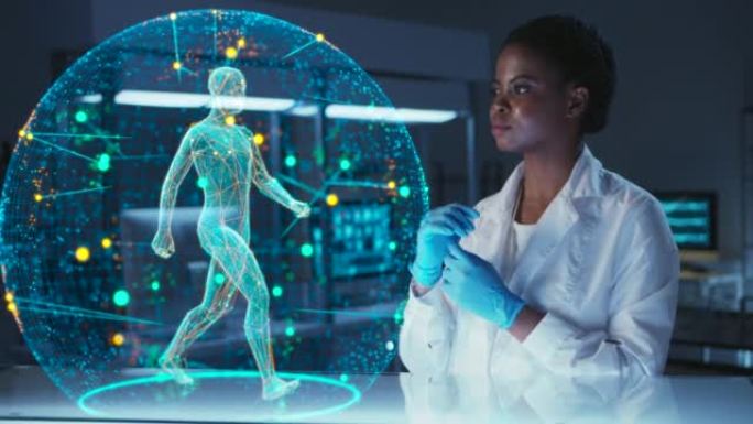 穿着白色实验室外套的年轻非裔美国科学家坐在现代实验室的桌子旁，看着她面前的未来派HUD屏幕上的全息图