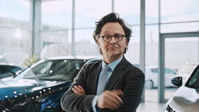 一个快乐的汽车推销员的SLO MO肖像在汽车陈列室的相机上显示OK标志