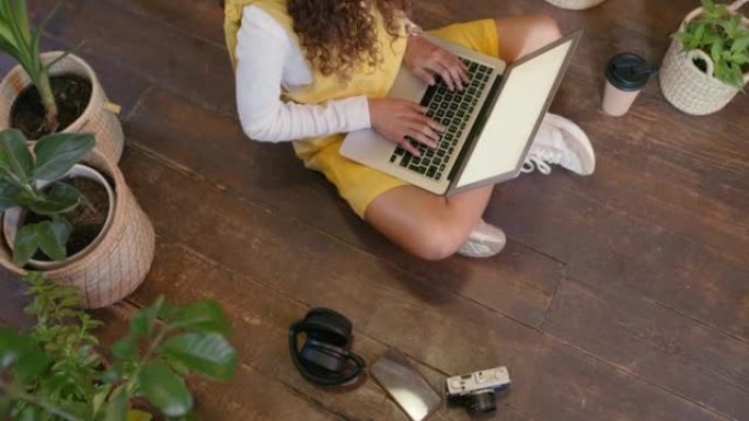 女人坐在托儿所里用笔记本电脑坐在地板上