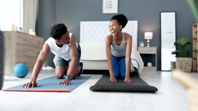 黑人夫妇在卧室里用瑜伽垫锻炼身体，健康和健身。快乐、健康、非洲的男人和女人在地板上在家训练或做运动。