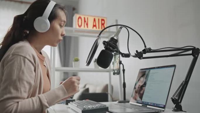 年轻的亚洲成年女性录制音频博客播客