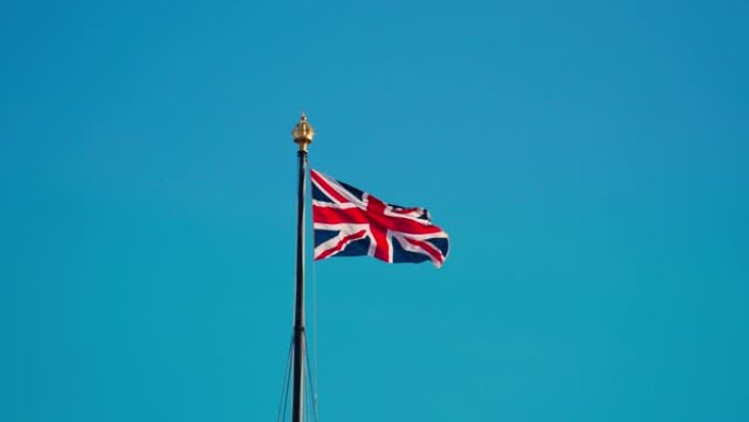 蓝天背景上英国国旗的实时镜头