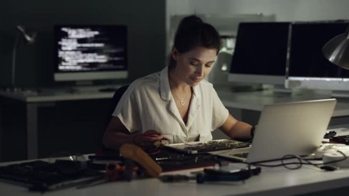 一名年轻女技术员修理电脑硬件的4k录像