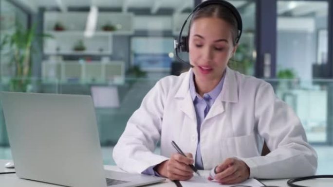 医生在虚拟安慰下进行视频通话，在线交谈并提供建议。远程健康远程检查期间在笔记本电脑上工作的医疗专业女