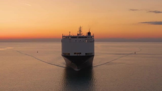 空中: 日落时运输商品的货运船的无人机拍摄。