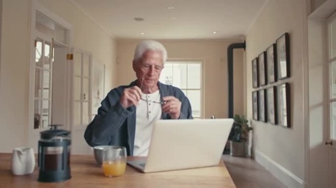 一个英俊的高级男子在家整理财务的4k视频片段