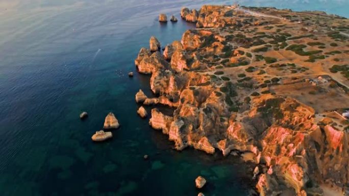 葡萄牙拉各斯风景秀丽的岩石悬崖和大海的无人机拍摄