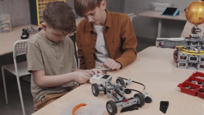 男孩建造机器人汽车