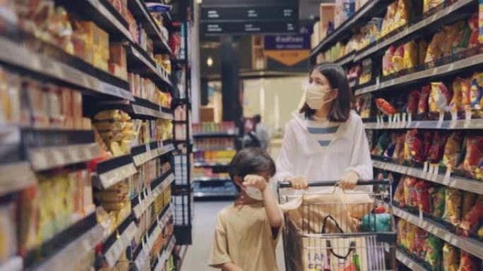 亚洲母子一起在超市购物。