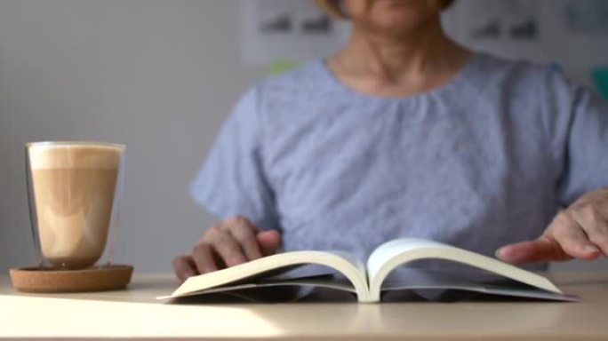 退休老年妇女活动，阅读书籍