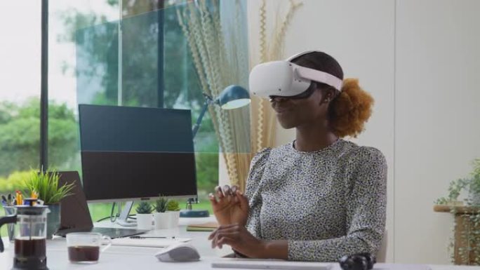 女人戴着虚拟现实耳机在办公桌上看着投影屏幕，主持虚拟在线会议