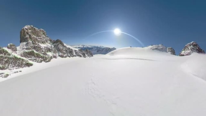 POV: 在壮观的加拿大落基山脉中，沿未触及的斜坡滑行。