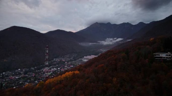 日落时山里的小镇。鸟瞰图