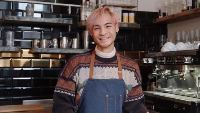 微笑的当地咖啡店咖啡师的肖像