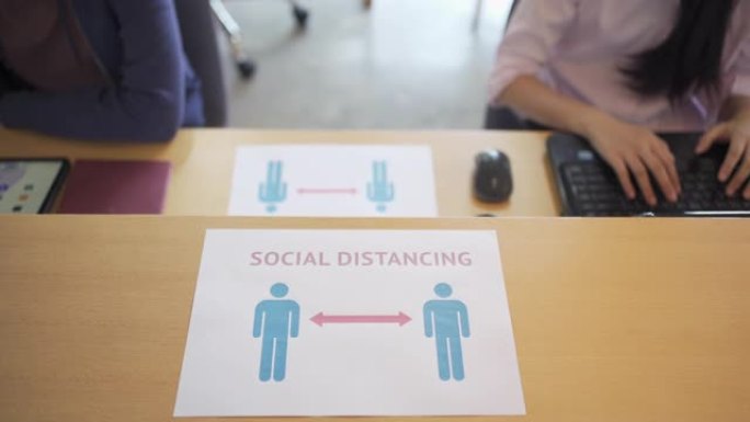 办公室，教室，大学或咖啡馆的桌子上的新常态 “社交距离” 标志