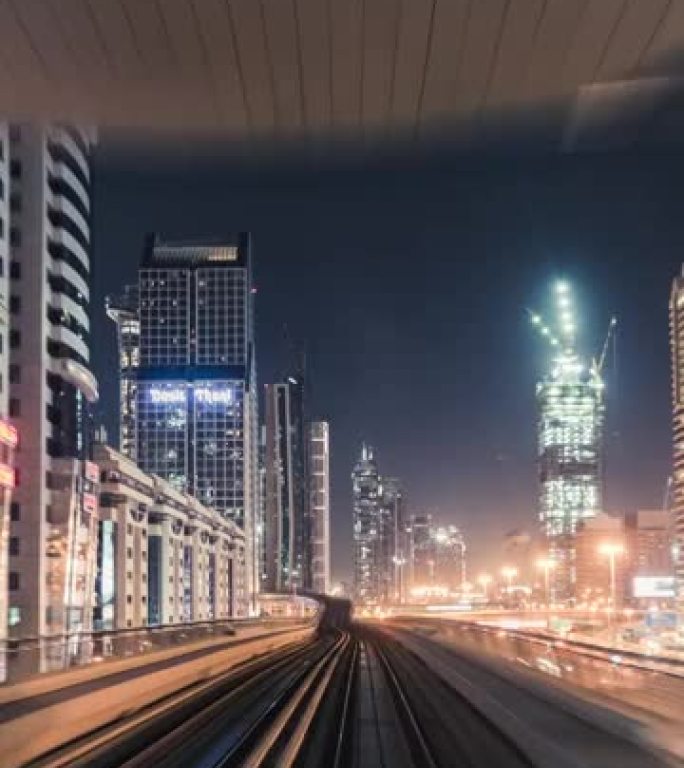 晚上乘坐地铁穿过迪拜市中心/阿联酋迪拜