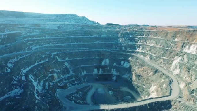 铜矿床被拍成风景。工业采石场，在采矿露天矿工作的重型工业机械。