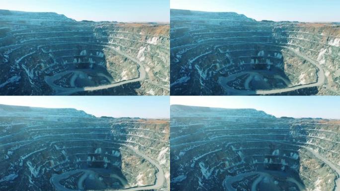 铜矿床被拍成风景。工业采石场，在采矿露天矿工作的重型工业机械。