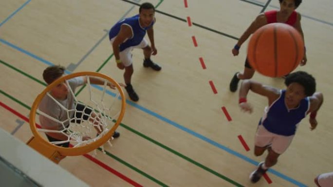 非裔美国男子篮球运动员对多样化球员进球的俯视图