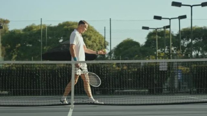 网球运动员在准备比赛时在网球场上弹跳球