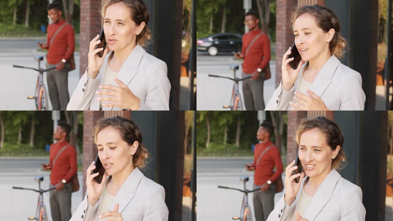 女商人在办公室外面的智能手机上聊天