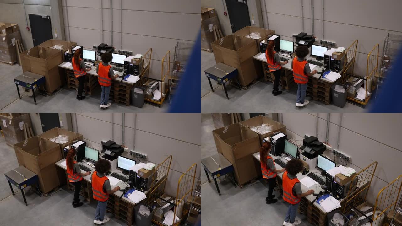 两个同事在仓库中使用计算机
