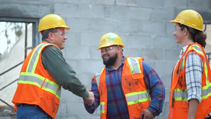 多民族工人在建筑工地握手