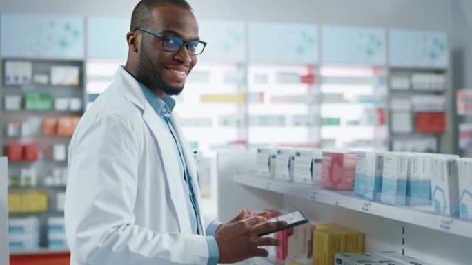 药房: 专业黑人药剂师的肖像使用数字平板电脑，检查药品库存，看着相机，迷人地微笑。药店店有保健品