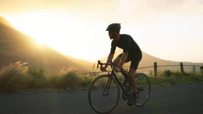 健身，男子和骑自行车在山地运动，在自然日落期间锻炼或锻炼。活跃的男性在山上骑自行车，进行健康的有氧运