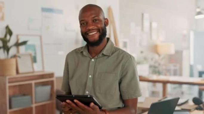 平板电脑、企业和商人在工作中工作、计划和阅读互联网上的电子邮件。在技术上打字和联网时微笑着的快乐非洲