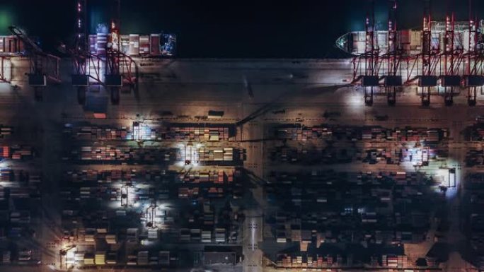 夜间繁忙工业港的T/L鸟瞰图