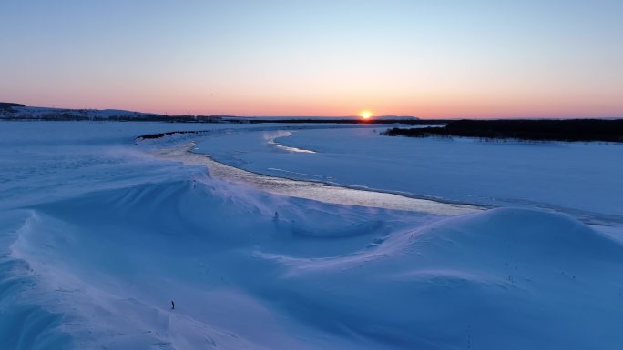 航拍冬季雪原冰河迷雾夕照