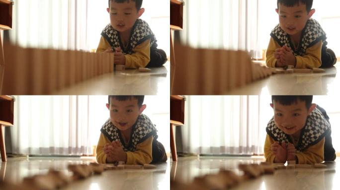男孩在家里玩多米诺骨牌