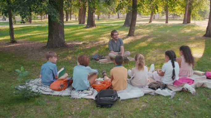 男老师和学童在公园学习