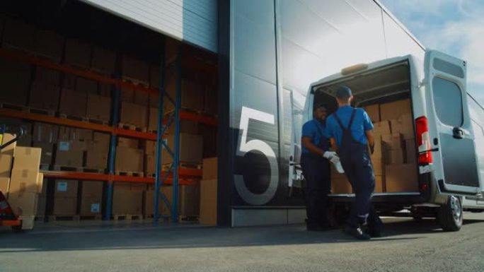 物流配送仓库之外，有不同的工人团队用纸板箱装载送货卡车。专业快递在线订单，采购，电子商务商品
