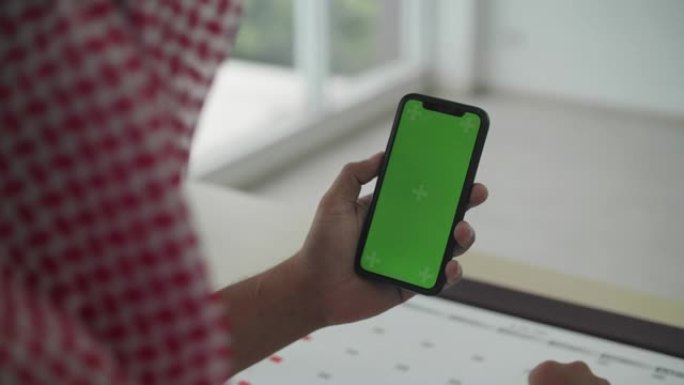 阿拉伯商人使用电话绿屏